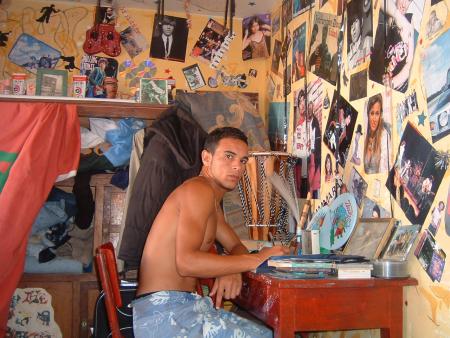 je suis dans ma chambre kif jakom .?
